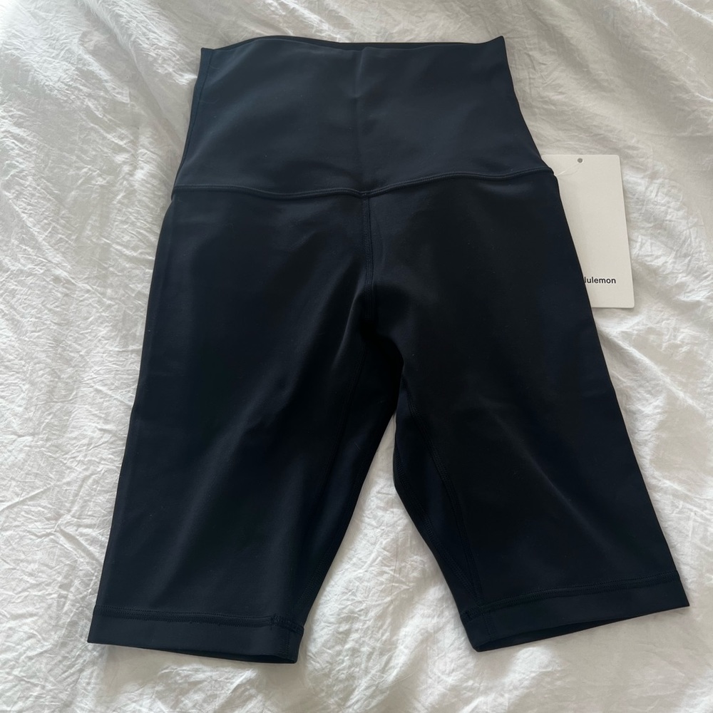 Lululemon SHR aligh 10 in seam